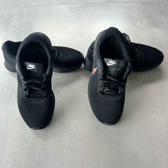 Bundle of 2 NIKE Tanjun Black Gold sneakers athletic size 7 running gym trainers - Picture 3 of 11